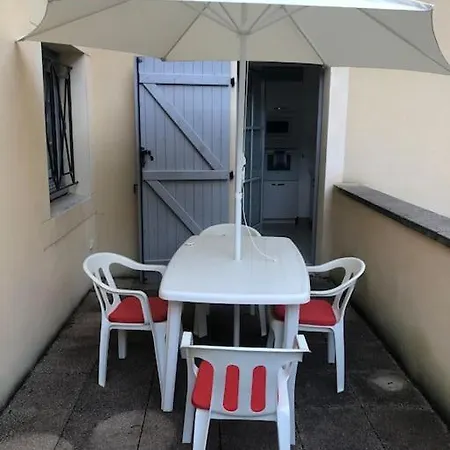 Avec Deux Chambres. *