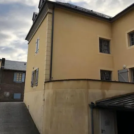 Avec Deux Chambres. *