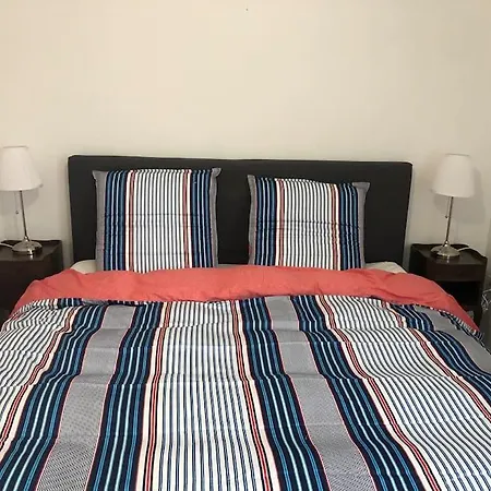 Avec Deux Chambres. *