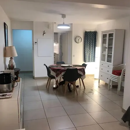 Avec Deux Chambres. *